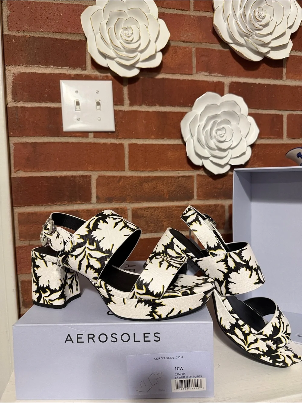 AEROSOLES Camera White Black and Gold Floral Block Heel Sandals, 10W